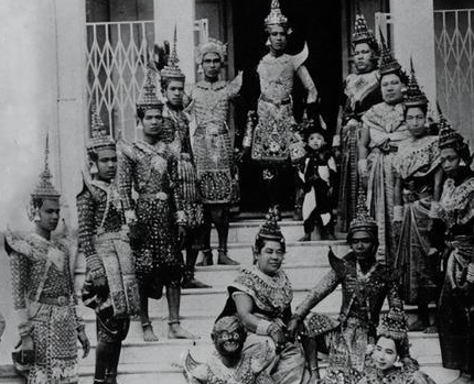 血色王冠下的四朵玫瑰：拉玛五世四位王后的命运交响曲