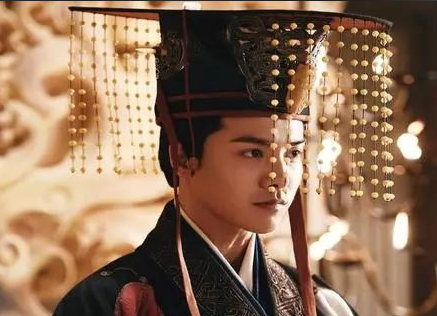 温柔乡里的帝王心:汉成帝为何弃“燕”选“德”?