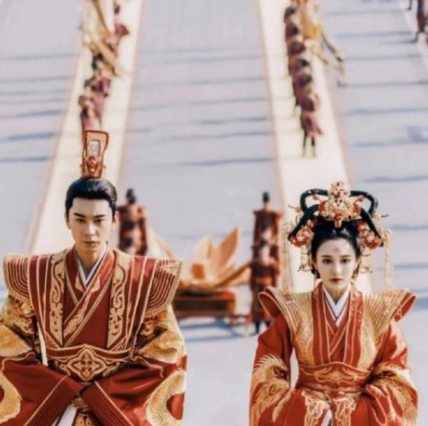 东宫:虚构王朝下的历史镜像与情感漩涡