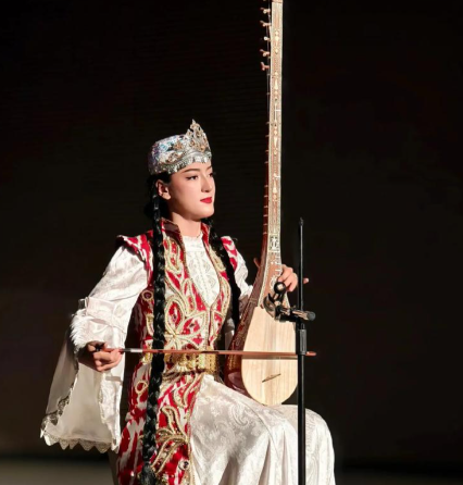 丝路弦鸣:萨塔尔与都塔尔——维吾尔族乐器的双璧之辨